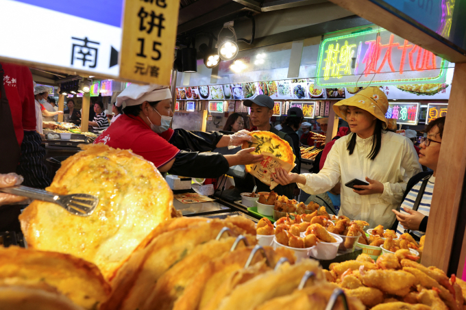 Khách hàng mua thực phẩm tại một khu ăn uống ở Thượng Hải ngày 4/5. Ảnh: Reuters