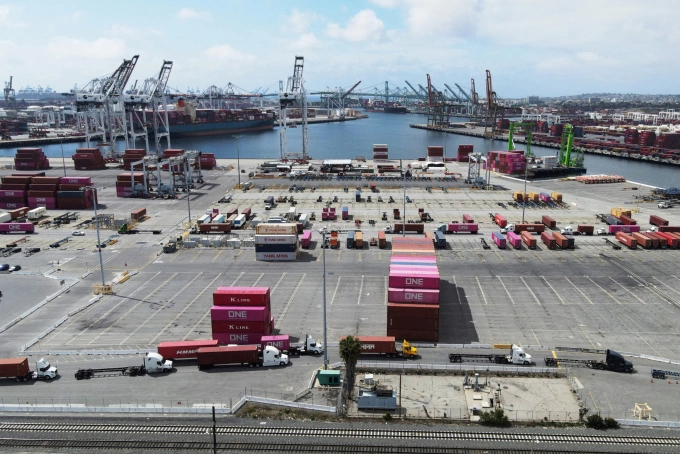Container tại cảng Los Angeles (California) ngày 5/5. Ảnh: Reuters