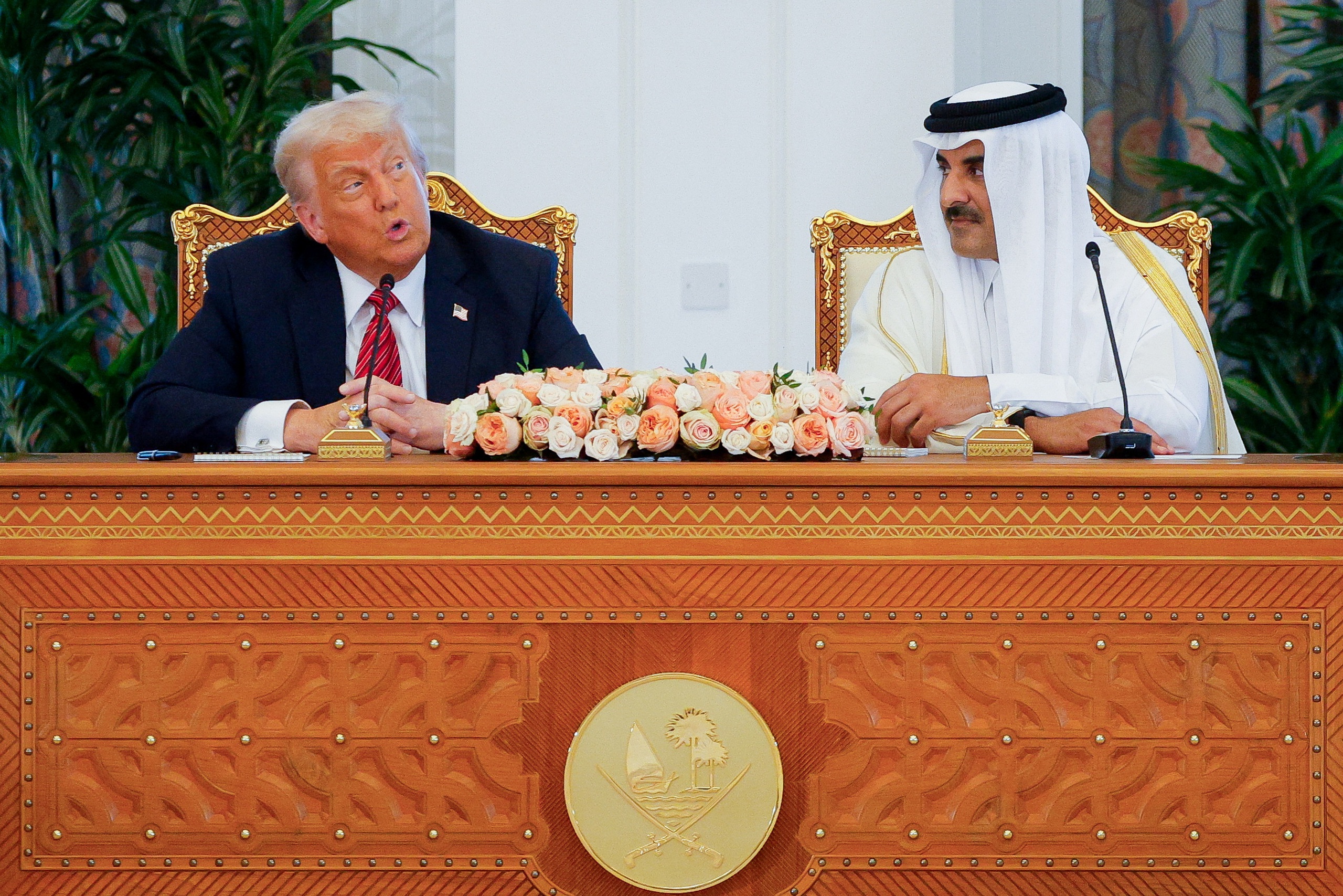 Ông Trump ký nhiều thỏa thuận trị giá ngàn tỉ USD tại Qatar - Ảnh 1.