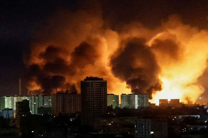 Khói lửa bốc lên tại thủ đô Kiev, Ukraine, trong cuộc tập kích của Nga đêm 24/5. Ảnh: Reuters