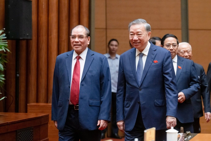 Tổng Bí thư Tô Lâm (phải) và nguyên Tổng Bí thư Nông Đức Mạnh tại phiên khai mạc kỳ họp 9, ngày 5/5. Ảnh: Cổng TTĐT Quốc hội