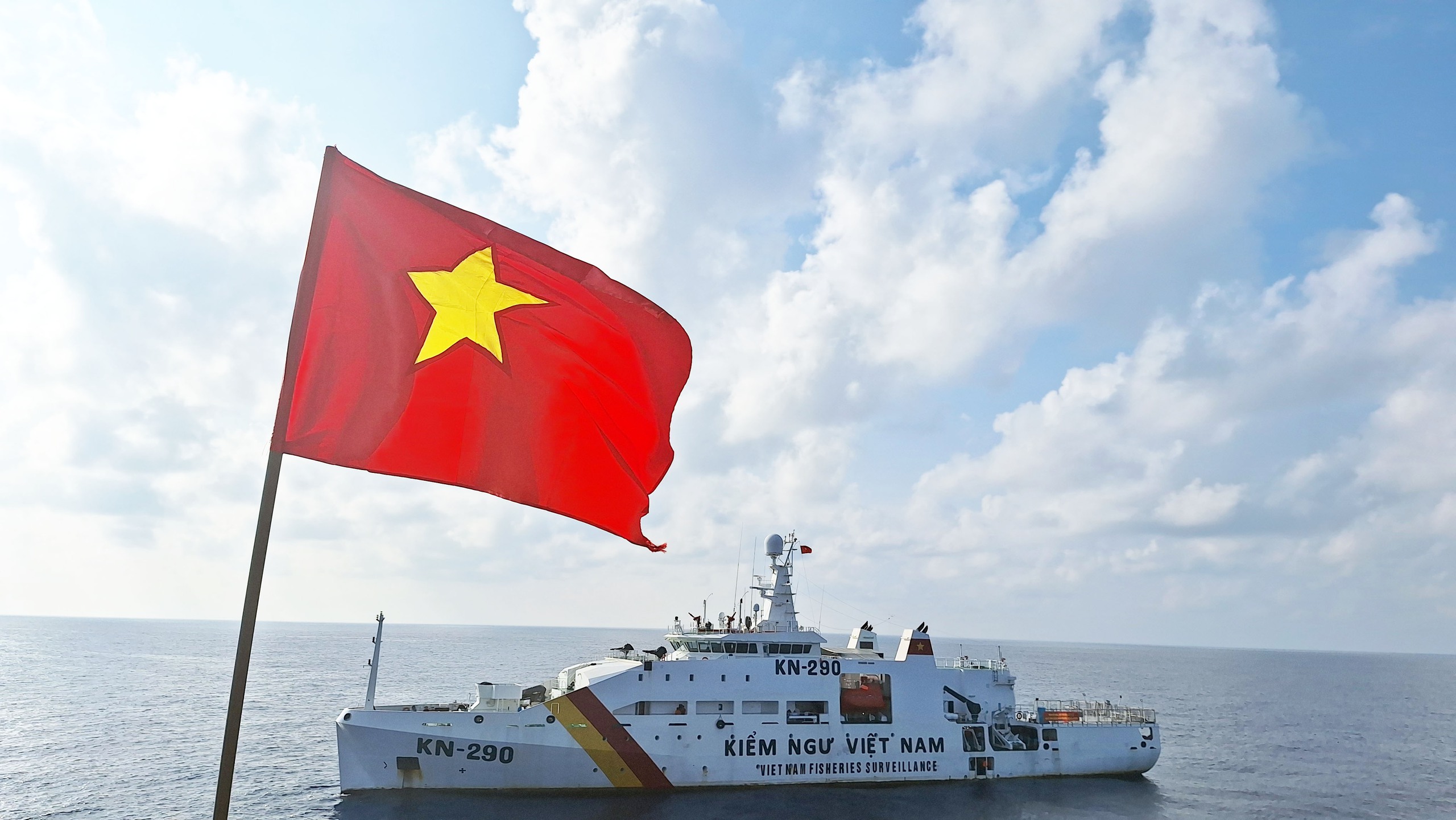 Vượt 2.000 hải lý đến thăm Trường Sa - Ảnh 15.