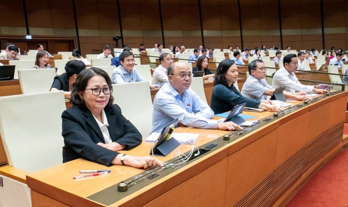 Đại biểu bấm nút thông qua Nghị quyết về một số cơ chế, chính sách đặc biệt tạo đột phá trong xây dựng và tổ chức thi hành pháp luật, sáng 17/5. Ảnh: Media Quốc hội