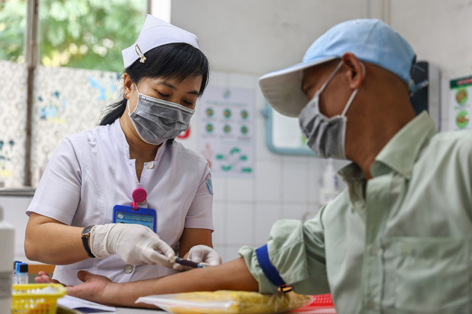 Khám bệnh tại Bệnh viện Nhiệt đới TP HCM. Ảnh: Quỳnh Trần