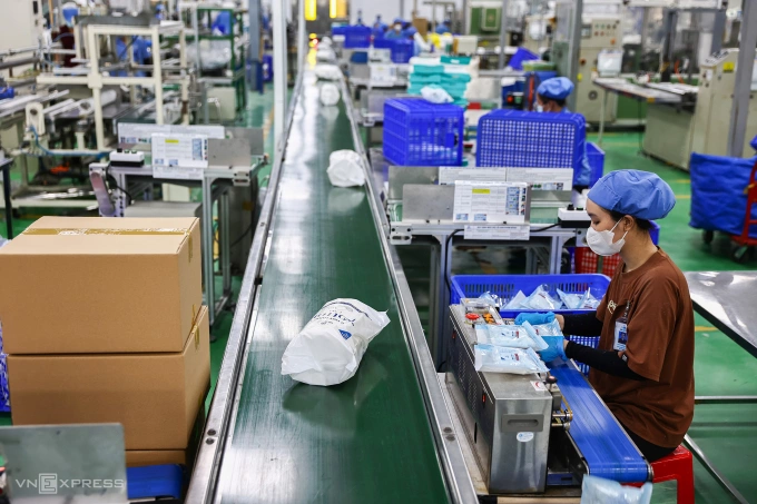 Công nhân làm việc tại nhà máy sản xuất của Bông Bạch Tuyết tháng 4/2025. Ảnh: Quỳnh Trần