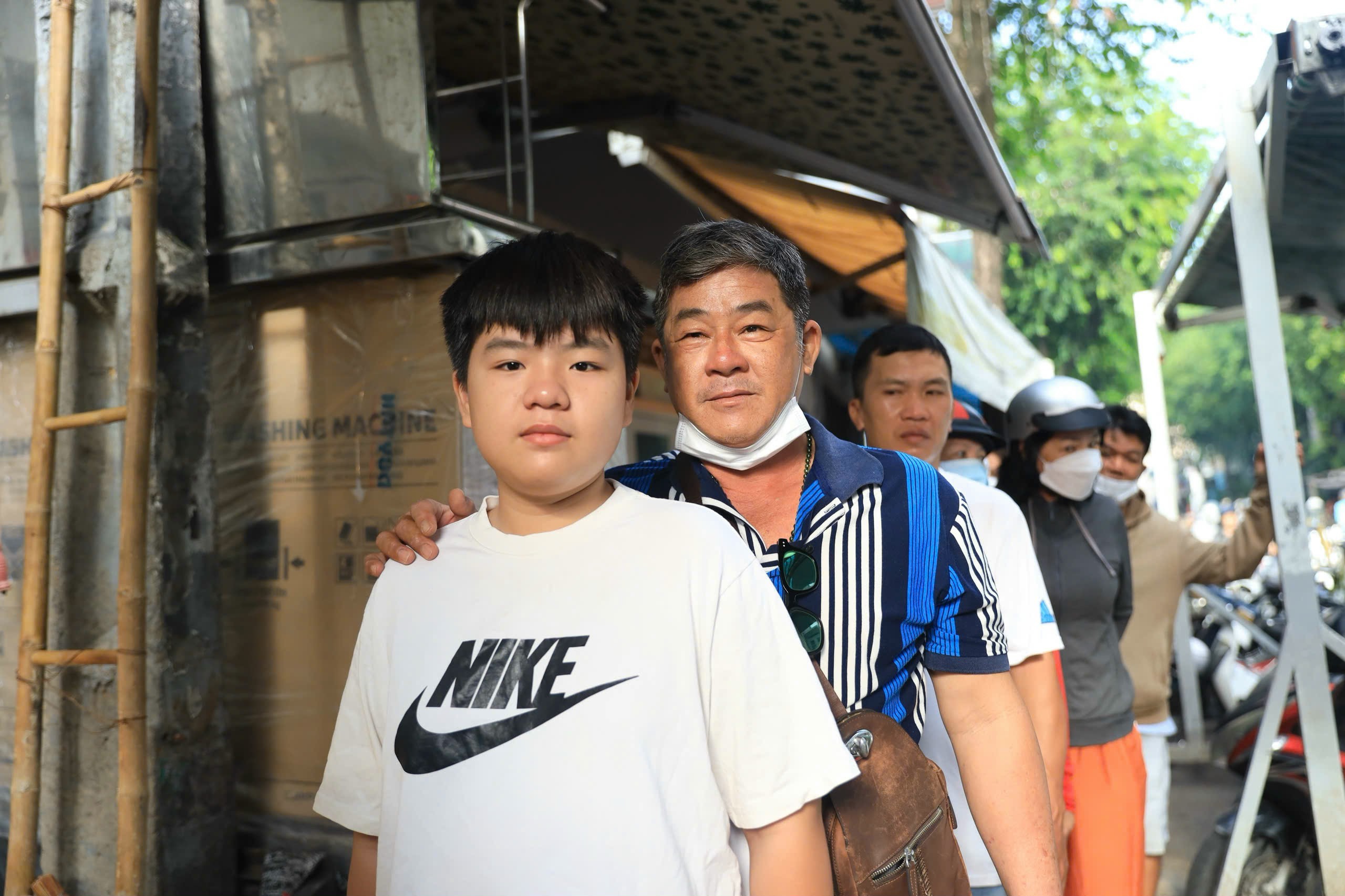 Tiệm vịt quay nổi tiếng TP.HCM đông nghẹt khách xếp hàng chờ mua dịp tết Đoan Ngọ - Ảnh 7.