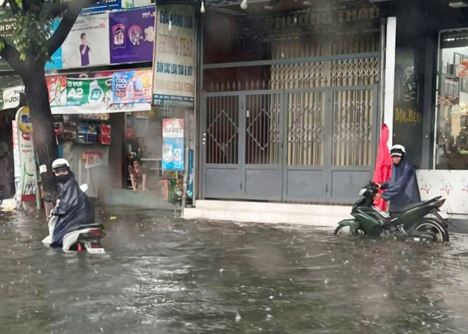 Đường Nguyễn Ái Quốc ngập nặng sau cơn mưa lớn. Ảnh: Thái Hà