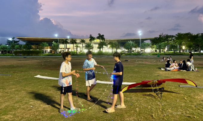 Nhóm khách trẻ tụ tập thả diều ở khu đất trống tại The Global City hôm 9/5. Ảnh: Hà Phương