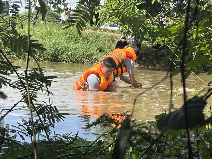 Cảnh sát móc dây vào ôtô để cẩu lên: Ảnh: Phạm Linh