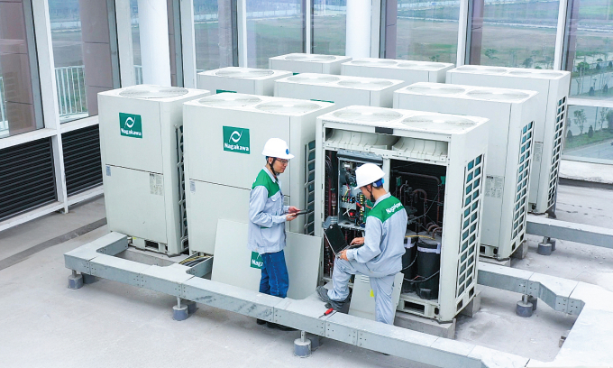 Nhân viên Nagakawa đang lắp đặt hệ thống điều hòa công nghiệp. Ảnh: NAG