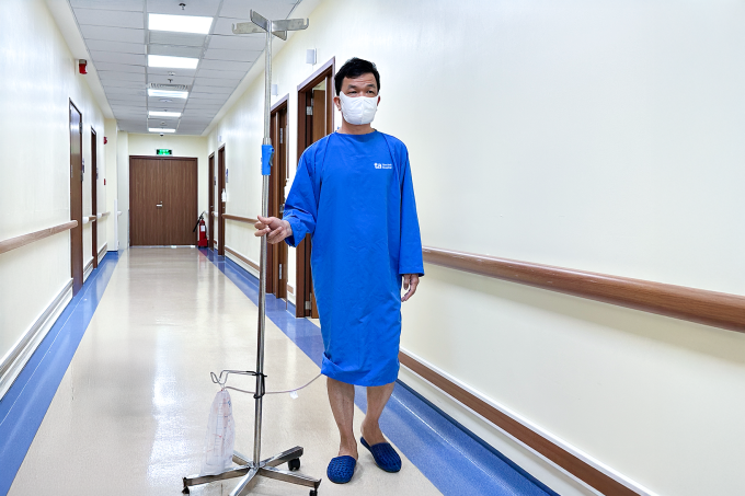 Ông Tâm tập đi lại nhẹ nhàng sau phẫu thuật. Ảnh: Bệnh viện cung cấp