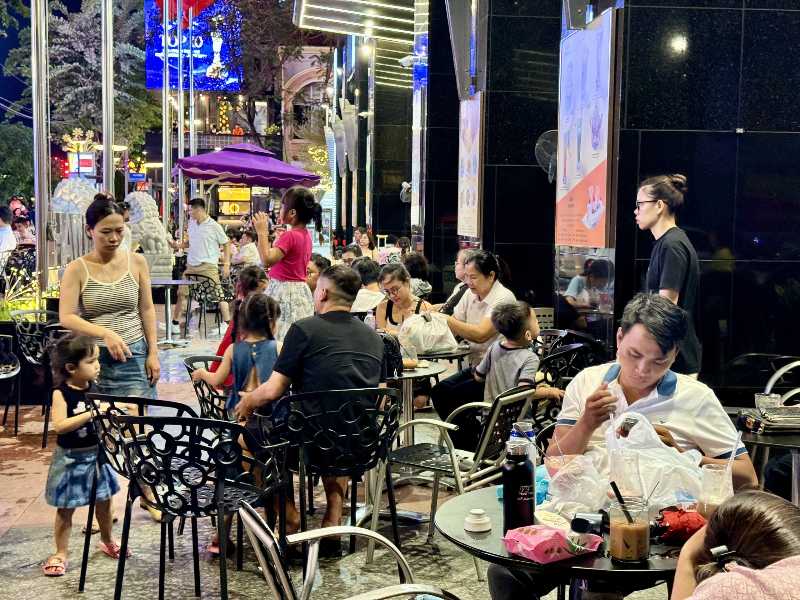 Hàng quán tấp nập khách Tại phố đi bộ Nguyễn Huệ tối 26 . 4 , Nhân viên làm việc không ngừng - Ảnh 4. Hàng quán tấp nập khách Tại phố đi bộ Nguyễn Huệ tối 26 . 4 , Nhân viên làm việc không ngừng - Ảnh 4.