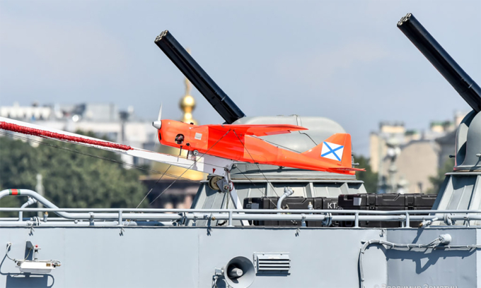 UAV Orlan 10 trên chiến hạm Nga. Ảnh: Vladimir Zamyatin