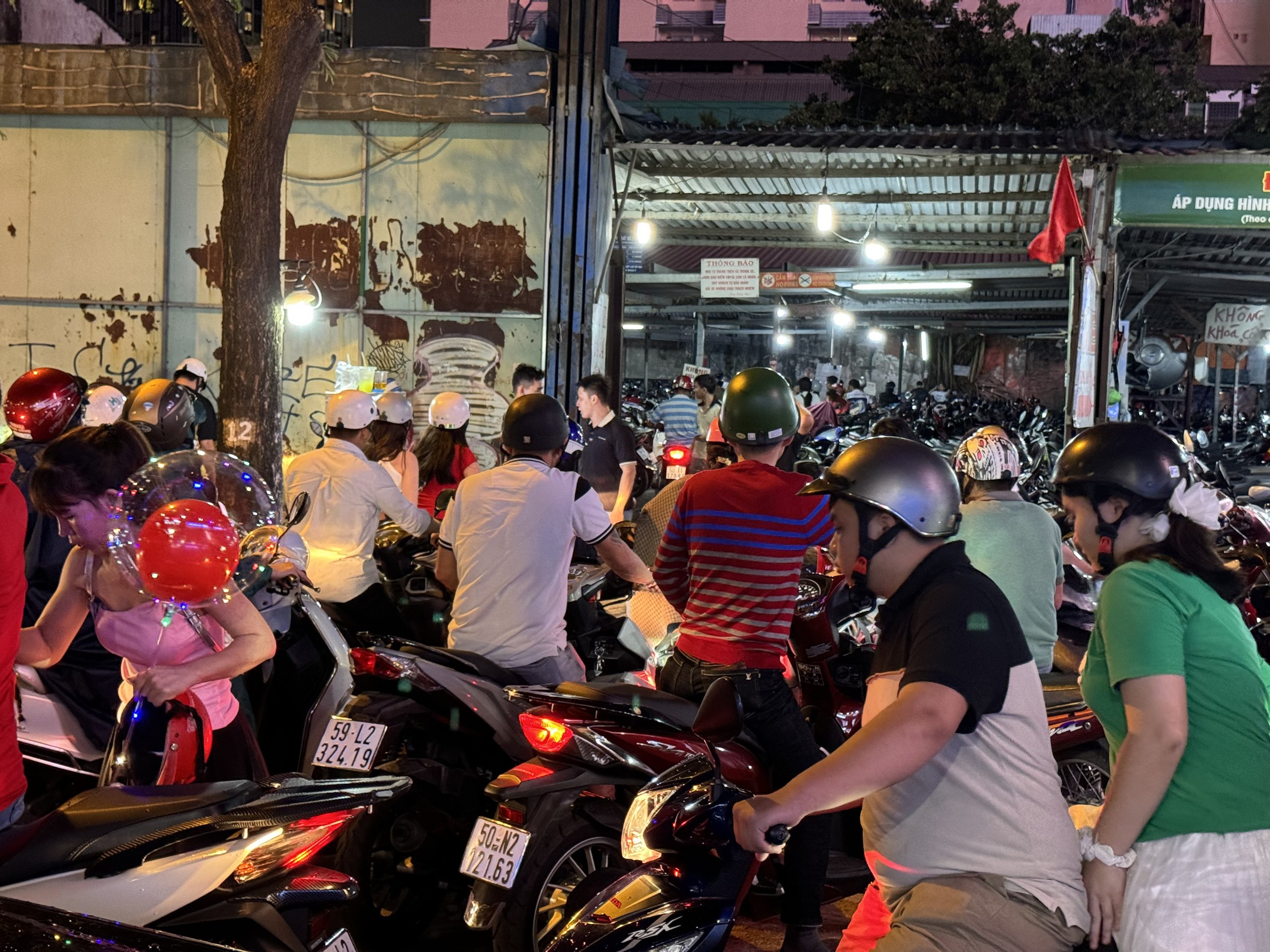 Hàng quán tấp nập khách Tại phố đi bộ Nguyễn Huệ tối 26 . 4 , Nhân viên làm việc không ngừng - Ảnh 7. Hàng quán tấp nập khách Tại phố đi bộ Nguyễn Huệ tối 26 . 4 , Nhân viên làm việc không ngừng - Ảnh 7.