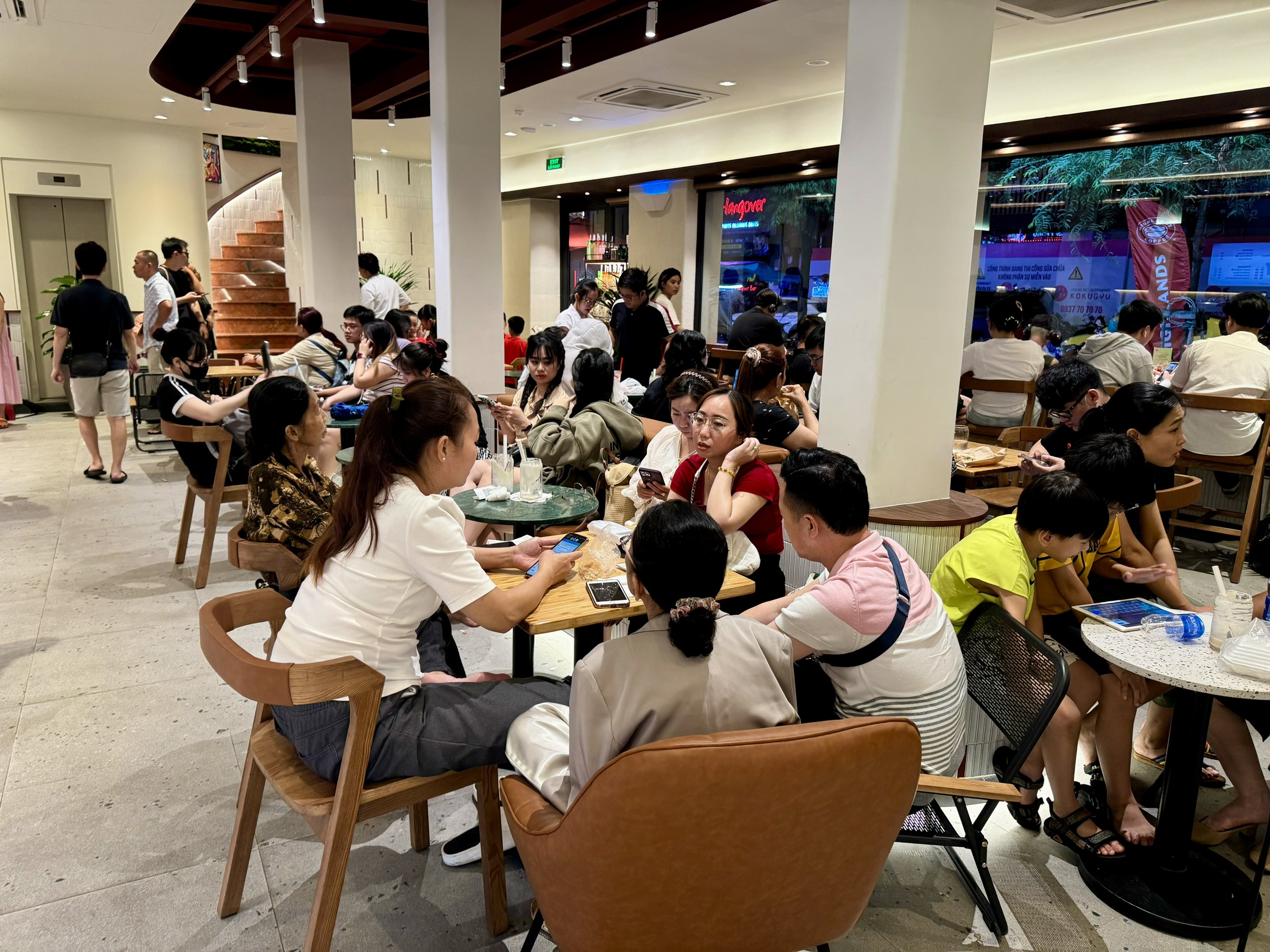 Hàng quán tấp nập khách Tại phố đi bộ Nguyễn Huệ tối 26 . 4 , Nhân viên làm việc không ngừng - Ảnh 2. Hàng quán tấp nập khách Tại phố đi bộ Nguyễn Huệ tối 26 . 4 , Nhân viên làm việc không ngừng - Ảnh 2.