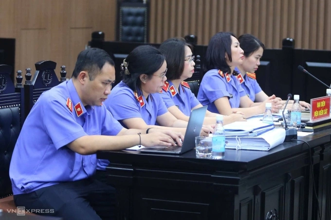 Đại diện Viện kiểm sát trong phiên tòa sáng 14/5. Ảnh: Phạm Dự