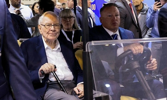 Warren Buffett xuất hiện tại phiên họp thường niên Berkshire Hathaway ở Omaha, Nebraska ngày 3/5. Ảnh: Reuters