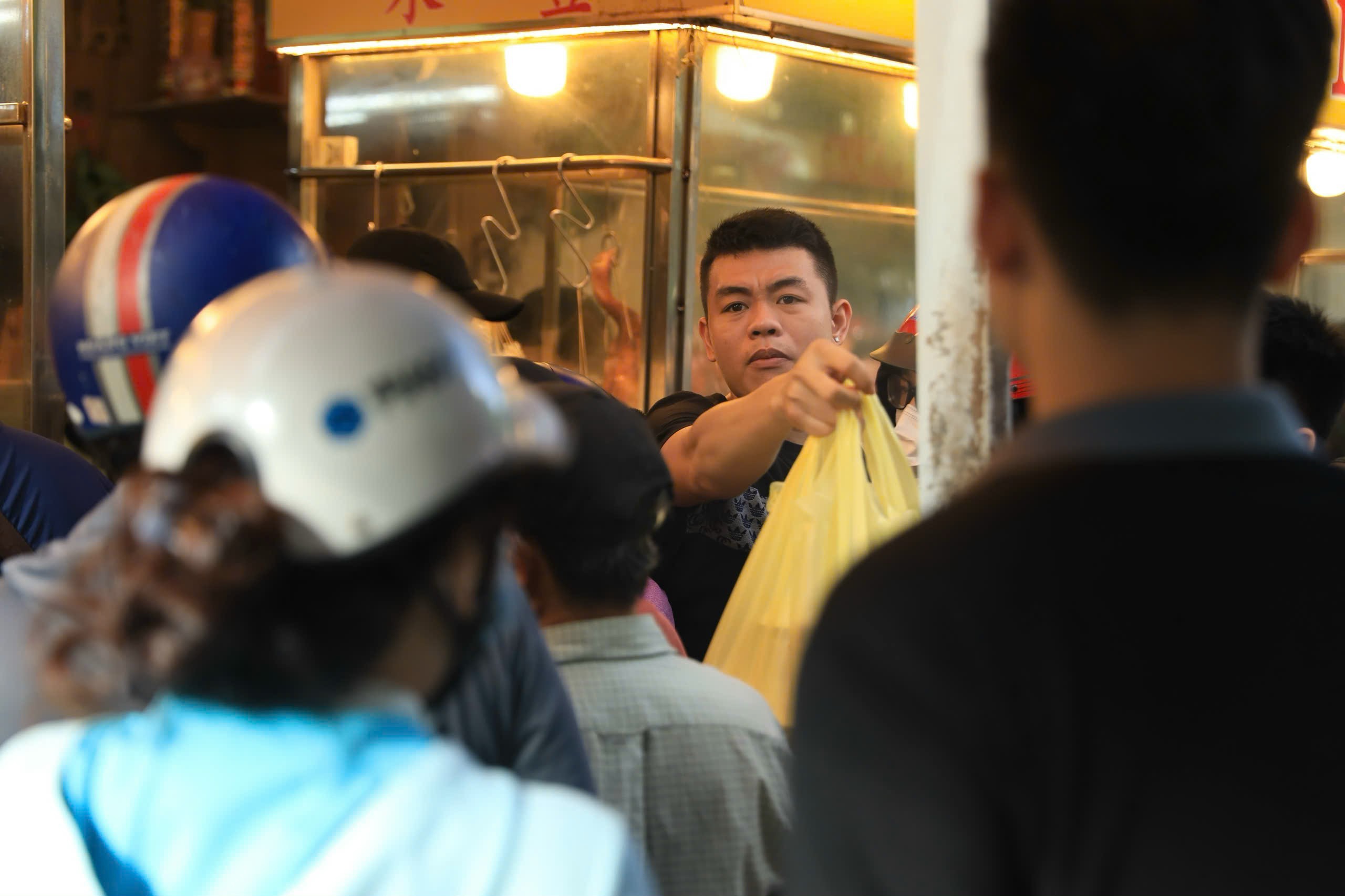 Tiệm vịt quay nổi tiếng TP.HCM đông nghẹt khách xếp hàng chờ mua dịp tết Đoan Ngọ - Ảnh 3.
