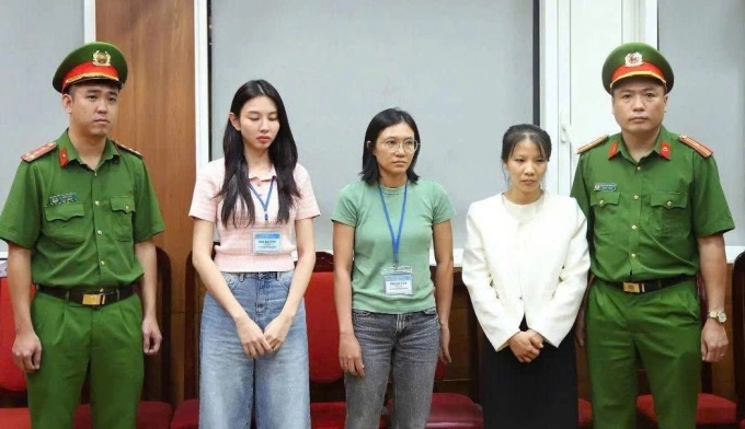 Hoa hậu Thùy Tiên (thứ 2, trái) và 2 bị can bị bắt tạm giam. Ảnh: Bộ Công an
