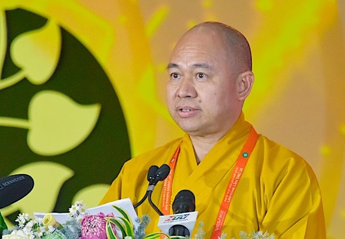 Thượng toạ Thích Đức Thiện, Phó chủ tịch, Tổng thư ký Giáo hội Phật giáo Việt Nam phát biểu đưa ra Tuyên bố TP HCM trong lễ bế mạc Vesak 2025, sáng 8/5. Ảnh: Tích Trí