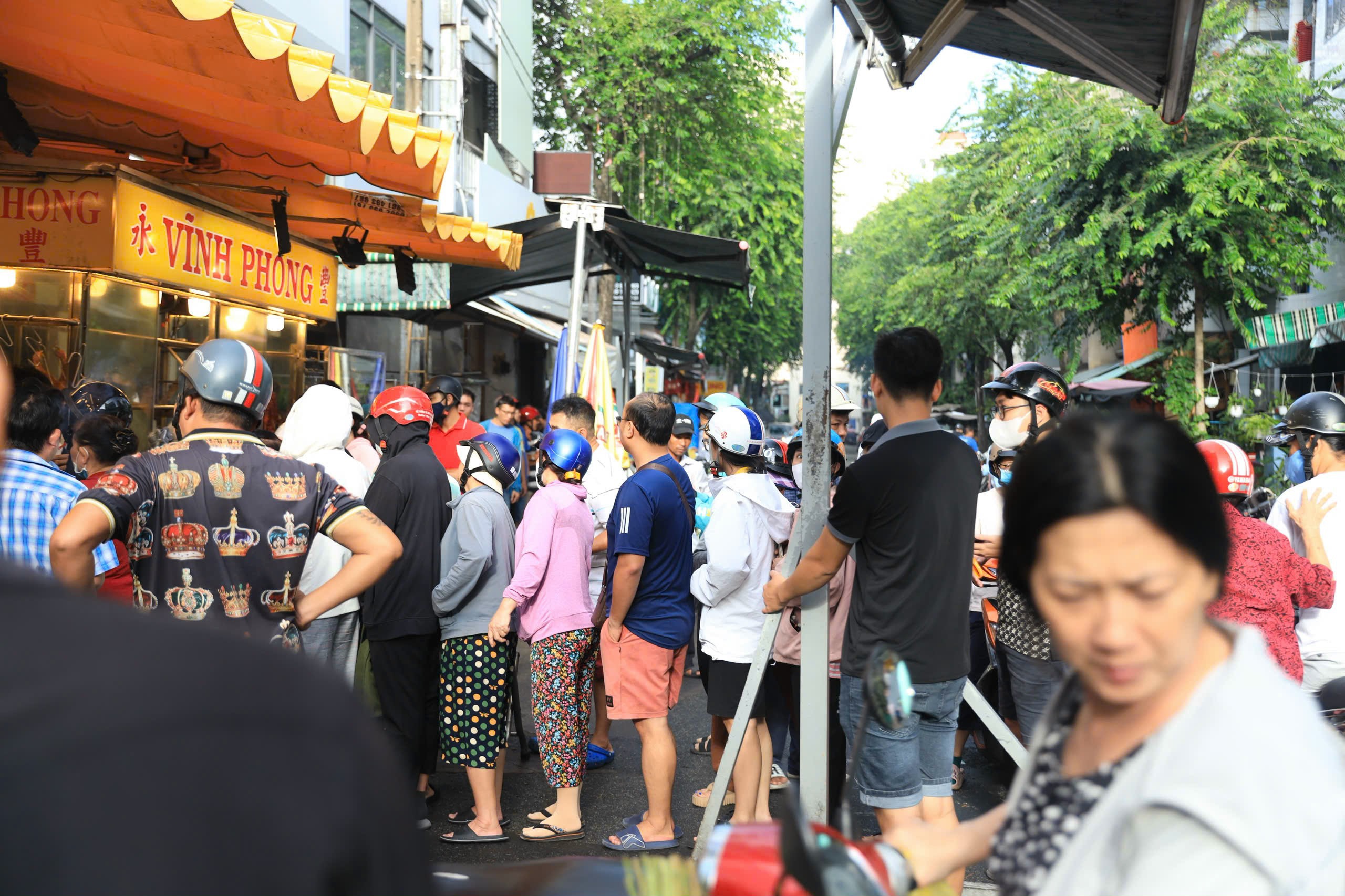 Tiệm vịt quay nổi tiếng TP.HCM đông nghẹt khách xếp hàng chờ mua dịp tết Đoan Ngọ - Ảnh 10.