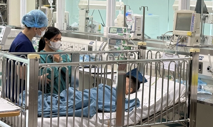 Mẹ bệnh nhi vào giường bệnh thăm con trai. Ảnh: Tuấn Dũng