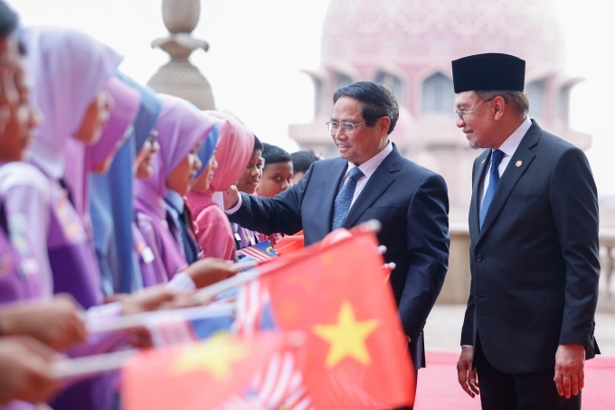 Thủ tướng Phạm Minh Chính và Thủ tướng Anwar Ibrahim (phải) tại lễ đón ngày 25/5 ở Kuala Lumpur. Ảnh: Baochinhphu