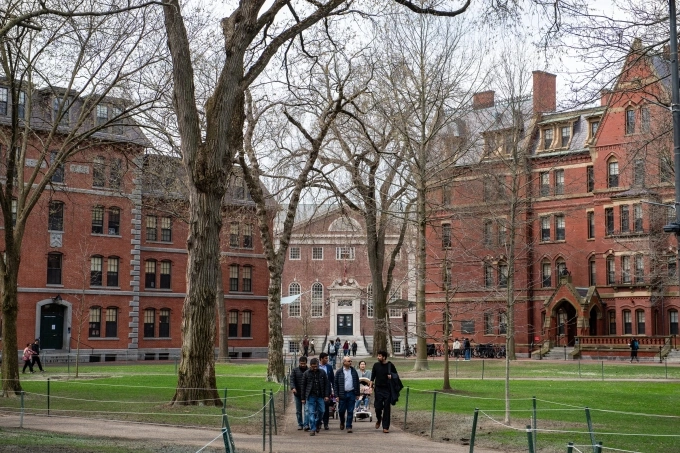 Khuôn viên Đại học Harvard ở Cambridge, bang Massachussetts hôm 15/4. Ảnh: AFP