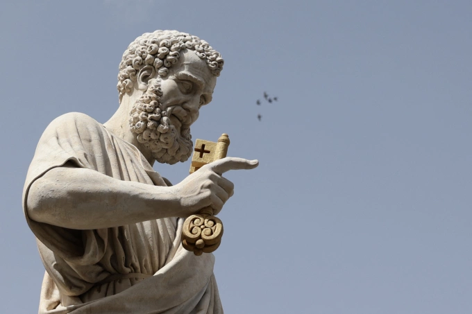 Tượng Thánh Peter cầm chìa khóa Nước trời tại Vatican, ngày 16/4. Ảnh: AFP