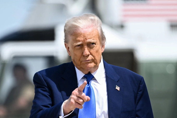 Tổng thống Mỹ Donald Trump chuẩn bị bước lên chuyên cơ Không lực Một ở bang Maryland ngày 12/5. Ảnh: AFP
