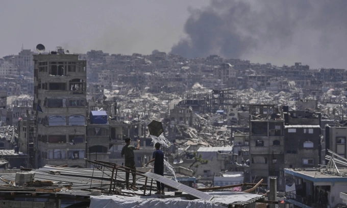 Khói đen bốc lên sau một cuộc không kích của Israel ở thành phố Jabalia, phía bắc Dải Gaza, ngày 16/5. Ảnh: AP