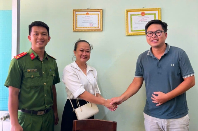 Anh Mãi Hữu Phúc bắt tay cảm ơn chị Duyên và Công an Mũi Né. Ảnh: Thiện Khánh