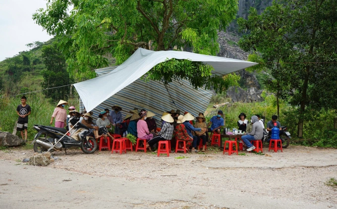Người dân xã Đông Nam dựng lều ngăn xe chở rác vào bãi chôn lấp. Ảnh: Lam Sơn