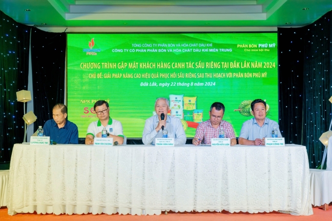 Các giáo sư và chuyên gia chia sẻ các phương pháp canh tác sầu riêng tiên tiến cho người dân tại Đắk Lắk. Ảnh: Phú Mỹ