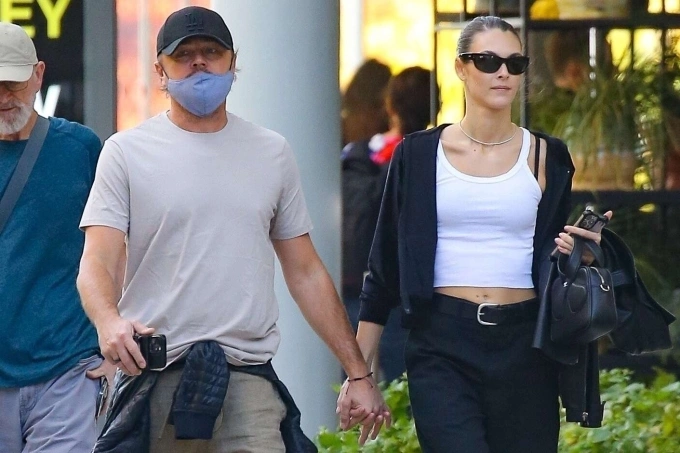 Tài tử Leonardo DiCaprio nắm tay bạn gái đi dạo ở thành phố New York (Mỹ) hồi tháng 10/2024. Ảnh: BackGrid