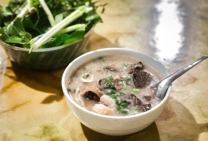 Bát cháo lòng truyền thống của miền Bắc. Ảnh: Quỳnh Mai