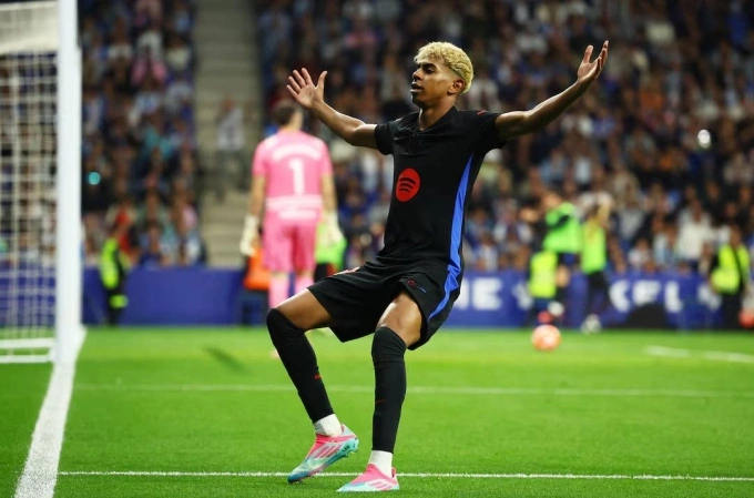 Yamal mừng bàn trong trận Espanyol 0-2 Barca ở vòng 36 La Liga tối 15/5. Ảnh: Reuters