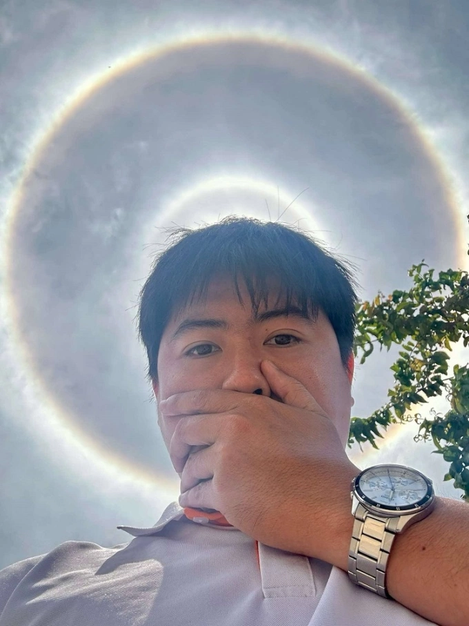 Nguyễn Anh Đôn chụp hình selfie với hào quang trên đỉnh đầu. Ảnh: Nguyễn Anh Đôn