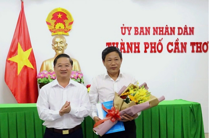 Ông Nguyễn Văn Vinh (phải) khi nhận quyết định bổ nhiệm Chánh văn phòng UBND TP Cần Thơ. Ảnh: Cổng thông tin TP Cần Thơ