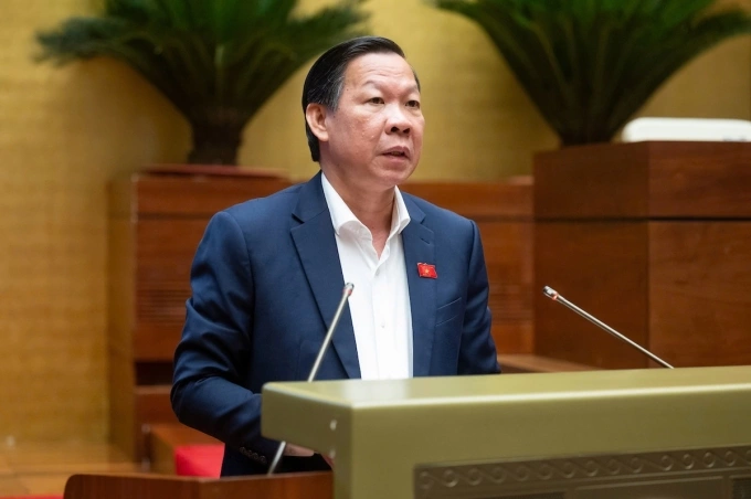 Ông Phan Văn Mãi, Chủ nhiệm Ủy ban Kinh tế và Tài chính đọc báo cáo thẩm tra dự thảo Luật Doanh nghiệp (sửa đổi), ngày 9/5. Ảnh: Trung tâm báo chí Quốc hội