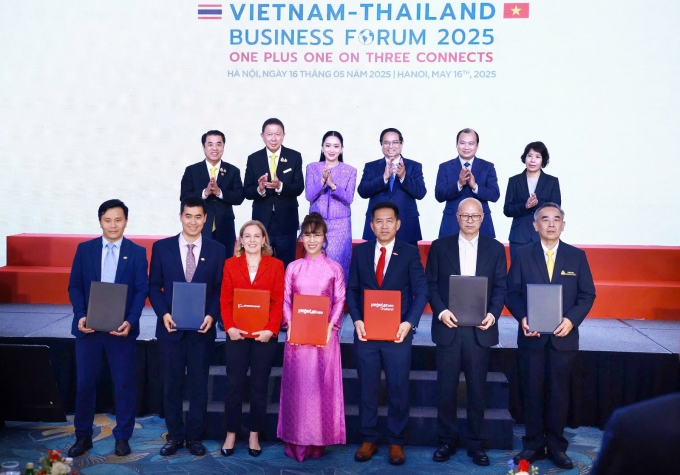 Bà Penny Burtt, Chủ tịch Boeing vùng (thứ ba từ trái sang, hàng trước), Chủ tịch Vietjet Nguyễn Thị Phương Thảo (giữa, hàng trước) và Tổng giám đốc Vietjet Thái Lan Woranate Laprabang (thứ ba từ phải sang, hàng trước) trao thỏa thuận với sự chứng kiến của Thủ tướng Chính phủ Phạm Minh Chính và Thủ tướng Thái Lan Paetongtarn Shinawatra. Ảnh: Vietjet