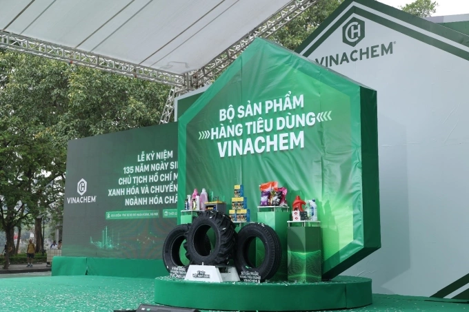 Lễ ra mắt bộ sản phẩm hàng tiêu dùng Vinachem trên sàn thương mại điện tử Vinachemmart. Ảnh: Vinachem
