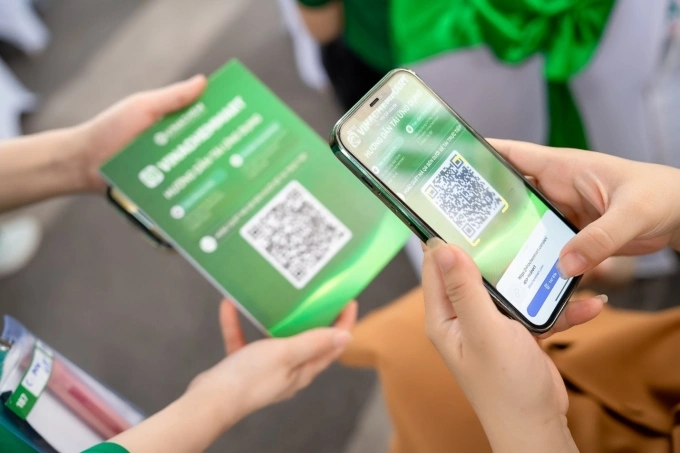 Người dân trải nghiệm ứng dụng Vinachemmart trên thiết bị di động. Ảnh: Vinachem