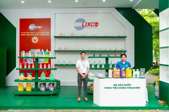 Gian hàng trải nghiệm bộ sản phẩm hàng tiêu dùng Vinachem tại phố đi bộ Hoàn Kiếm, Hà Nội.Ảnh: Vinachem