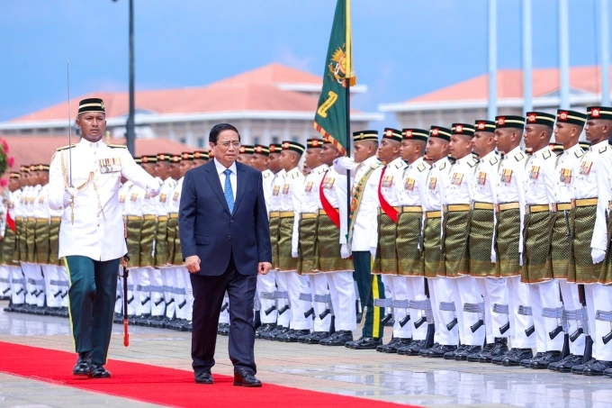 Thủ tướng Phạm Minh Chính duyệt đội danh dự. Ảnh: Baochinhphu