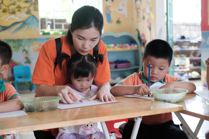 Đại diện đoàn FPT Online đang giao lưu cùng các em học sinh mầm non tại điểm trường. Ảnh: Quỳnh Anh