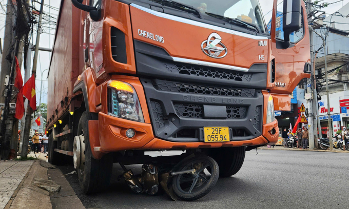 Ôtô tài dừng lại sau khi cuốn xe máy vào gầm. Ảnh: Hoài Thanh