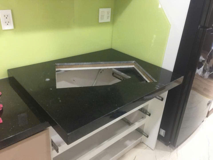 Một căn bếp chủ nhà chấp nhận đặt lệch đúng theo tư vấn của thầy phong thủy. Ảnh: KTS Phạm Thanh Truyền