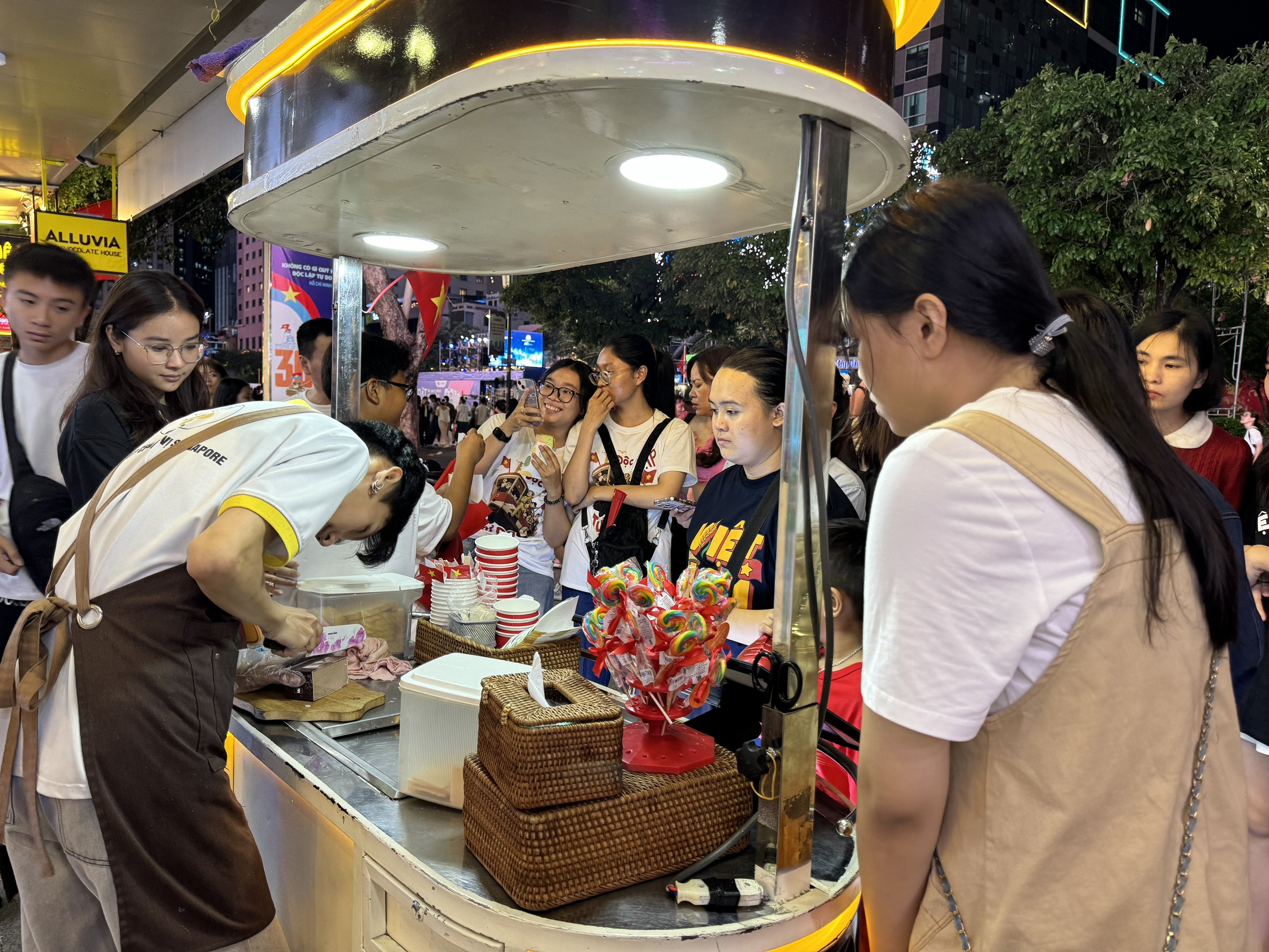 Hàng quán tấp nập khách Tại phố đi bộ Nguyễn Huệ tối 26 . 4 , Nhân viên làm việc không ngừng - Ảnh 5. Hàng quán tấp nập khách Tại phố đi bộ Nguyễn Huệ tối 26 . 4 , Nhân viên làm việc không ngừng - Ảnh 5.