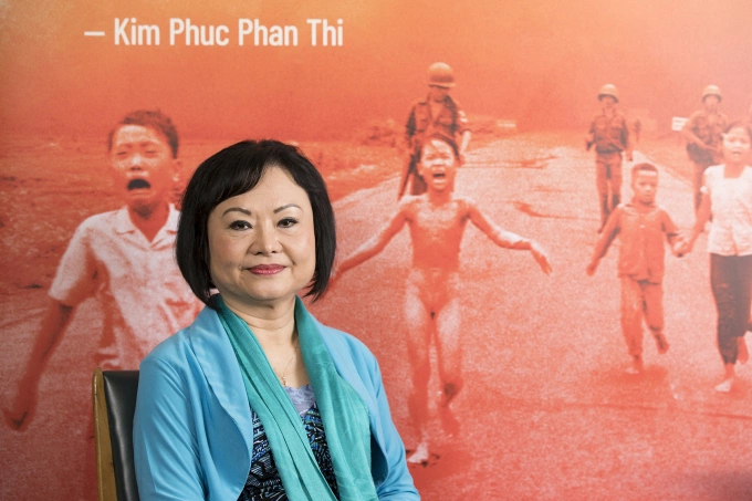 Kim Phúc, người được chụp trong ảnh Em bé Napalm, tại Paris, Pháp, năm 2019. Ảnh: AFP